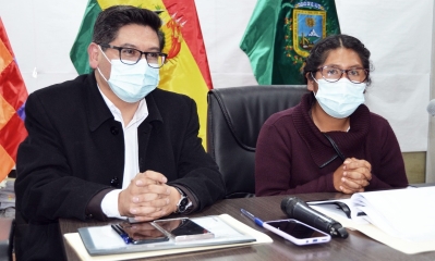 Ministro de Economía y Finanzas Públicas, Marcelo Montenegro y la alcaldesa de El Alto, Eva Copa. 