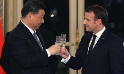 El presidente de Francia, Emmanuel Macron, y el presidente de China, Xi Jinping, participan durante una cena de Estado en el Palacio del Elíseo