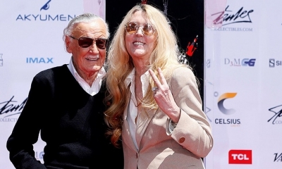 Stan Lee posa con su hija, Joan Lee