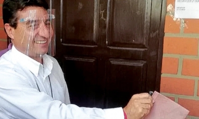 Johnny Torres coloca su papeleta luego de votar, ayer.