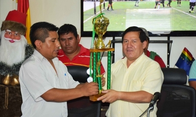 Alcalde entrega premios para la liga Gremio Laboral