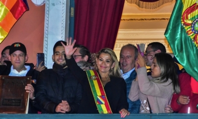 Jeanine Áñez, en el balcón del Palacio Quemado, minutos de proclamarse en 2019.