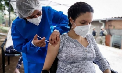 Una mujer embarazada recibe la vacuna anticovid. | Foto archivo | EFE
