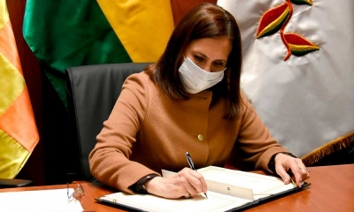 La canciller Karen Longaric