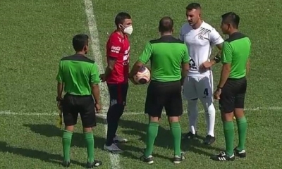 Los capitanes de Wilstermann y Real Santa Cruz dialogan con el juez Alejandro Mancilla.