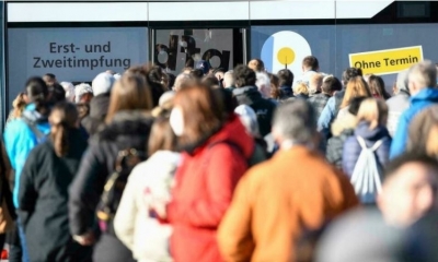 Una fila de personas que aguarda su turno para vacunarse contra el coronavirus 