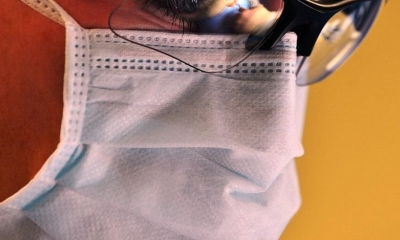 Hasta la fecha, la OMS ha señalado que no es necesario que las personas sanas usen mascarilla