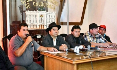 alcalde Mario Ramírez y los concejales Hernán Cuba y Justino Loayza en conferencia de prensa/Foto. RRSS