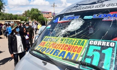 Uno de los minibuses de la Línea 51 con el parabrisas destrozado en el conflicto con otros operadores de la av. Petrolera.