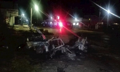 Los atacantes incendiaron dos vehículos.