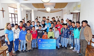 El cheque entregado a los niños del centro Oqharikuna.