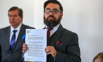 El abogado Marco Ayulema muestra un documento durante una rueda de prensa hoy, en Quito (Ecuador). 
