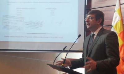 El senador Óscar Ortiz durante la conferencia de prensa.