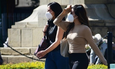 Dos jóvenes con mascarilla caminan en una calle de Cochabamba. | Foto archivo | Carlos López