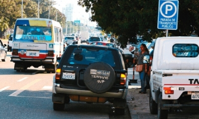 Hay paradas públicas como la que está cerca de La Casa del Camba, que es ocupada como parqueo. Foto: El Deber