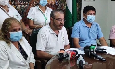 El presidente del Comité pro Santa Cruz, Rómulo Calvo, durante la conferencia de prensa de esta noche en Santa Cruz.