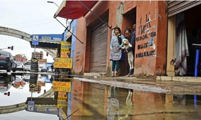 Las aguas servidas que quedaron estancadas en la av. 6 de Agosto cerca del puente caído