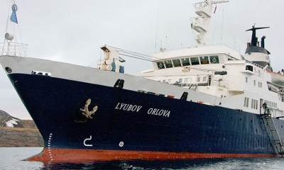 El MV Liubov Orlova durante un viaje frente a las costas de Nunavut (Canadá) en 2010.