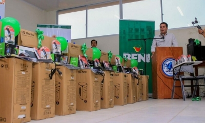 La Gobernación entregó al Instituto Técnico “INCOS Beni” 307 pupitres y 20 computadoras 
