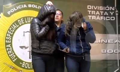 La mujeres fueron sorprendidas con varios celulares de alta gama/Foto. Captura de pantalla 