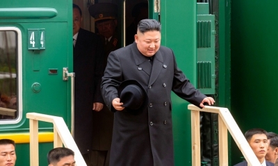 Kim Jong-un se baja de su tren, al llegar a la estación fronteriza de Jasán, en la región de Primorie, Rusia, el 24 de abril de 2019.