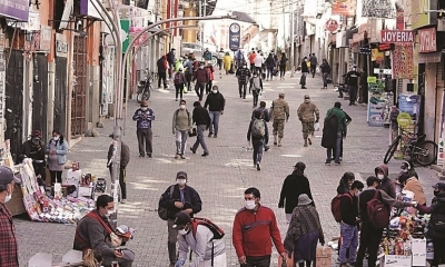 Las personas se protegen con barbijos en la calle Comercio, de La Paz. / Foto: Archivo