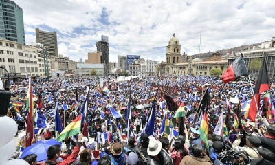 Multitudinaria concentración en Plaza San Francisco expresa su respaldo al Presidente Morales.