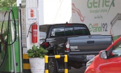 El precio de la gasolina es subsidiado en Bolivia.