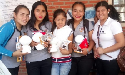 Personas que visitaron el stand del SIN en la 7ma Feria Barrial, en Santa Cruz/Foto. SIN 