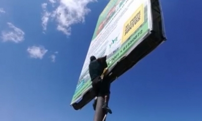 La gigantografía fue destrozada/Foto. Captura de pantalla 