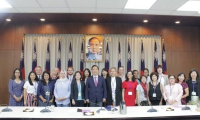 Mandataria Tsai Ing-wen busca aplicar políticas públicas por la mujer. Aquí con el presidente de Islas Salomón. 