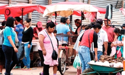 En El Mechero, desde muy temprano, se asientan los ambulantes a comerciar. Foto: EL DEBER