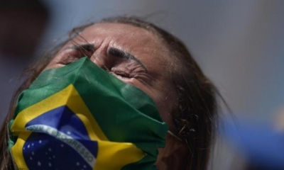 Simpatizante del presidente brasileño, Jair Bolsonaro, se manifiesta en su apoyo y en solidaridad luego de que el mandatario salió positivo 