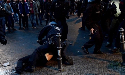 Policías detienen a un manifestante durante las protestas en el Día del Trabajo, en Berlín. | EFE