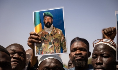 Manifestantes reunidos en Uagadugú para mostrar su apoyo a los militares sostienen una foto del coronel Aissimi Goita