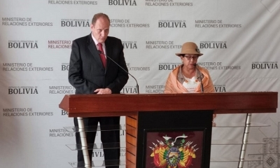 La canciller Celinda Sosa (der) en conferencia de prensa. 