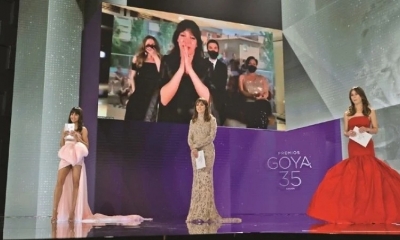 Daniela Cajías (en la pantalla) luego de recibir la noticia de la premiación a Mejor Fotografía.