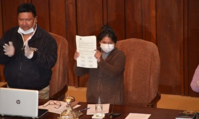 La presidenta de la Asamblea Legislativa Plurinacional, Eva Copa, muestra la ley tras ser promulgada. 