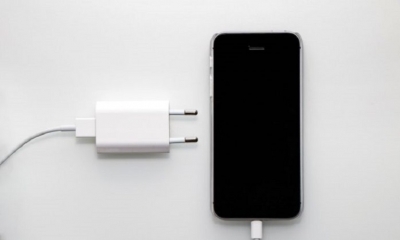 Por qué Apple y Samsung ya no van a incluir los cargadores en sus móviles nuevos