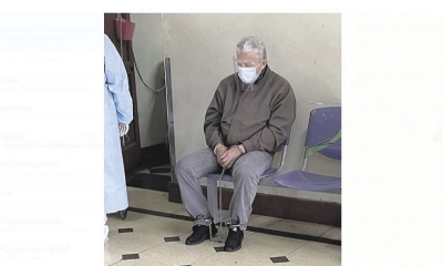 Jorge Roca encadenado de pies y manos cuando fue sacado de la cárcel a un hospital de Lima.