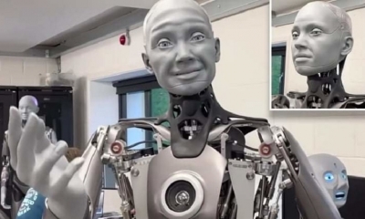 Ameca, el robot humanoide más real del mundo, saluda.