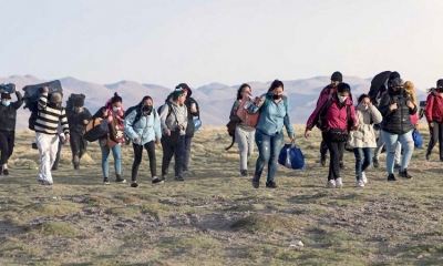 Migrantes venezolanos llegan al pueblo de Colchane, en la frontera entre Chile y Bolivia, ubicada a unos 1900 kilómetros al norte de Santiago (Chile)