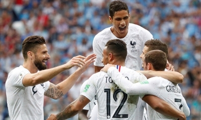 El delantero francés Antoine Griezmann celebra con sus compañero el segundo gol ante Uruguay en los cuartos de final del Mundial de Rusia. Foto. RT