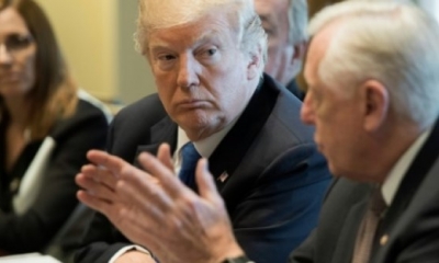 Donald Trump escucha la intervención de un congresista durante una reunión sobre inmigración con parlamentarios de ambos partidos.