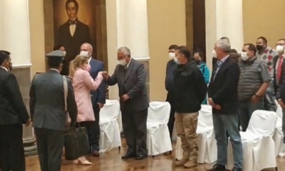 La presidenta del Estado, Jeanine Áñez, posesiona Arturo Murillo y Víctor Hugo Cárdenas como ministros. 