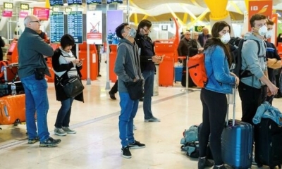 Viajeros protegidos con mascarillas este jueves en el aeropuerto Madrid-Barajas Adolfo Suárez. EFE
