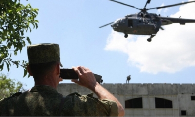 Un soldado transmite en vivo un ejercicio militar