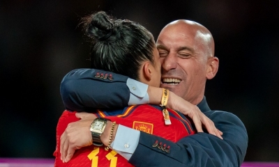 Jenni Hermoso abraza al presidente de la RFEF, Luis Rubiales, durante la celebración del Mundial Femenino de fútbol