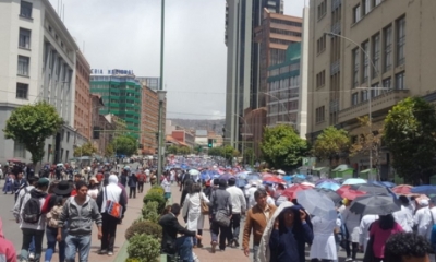 Una comisión de médicos de Oruro y Tarija arribaron a La Paz para apoyar la protesta de los galenos.