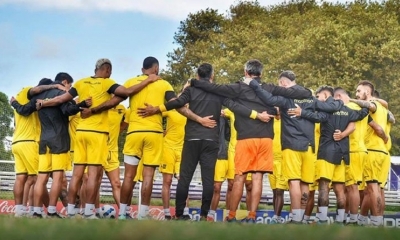 El plantel de The Strongest en entrenamiento en Montevideo